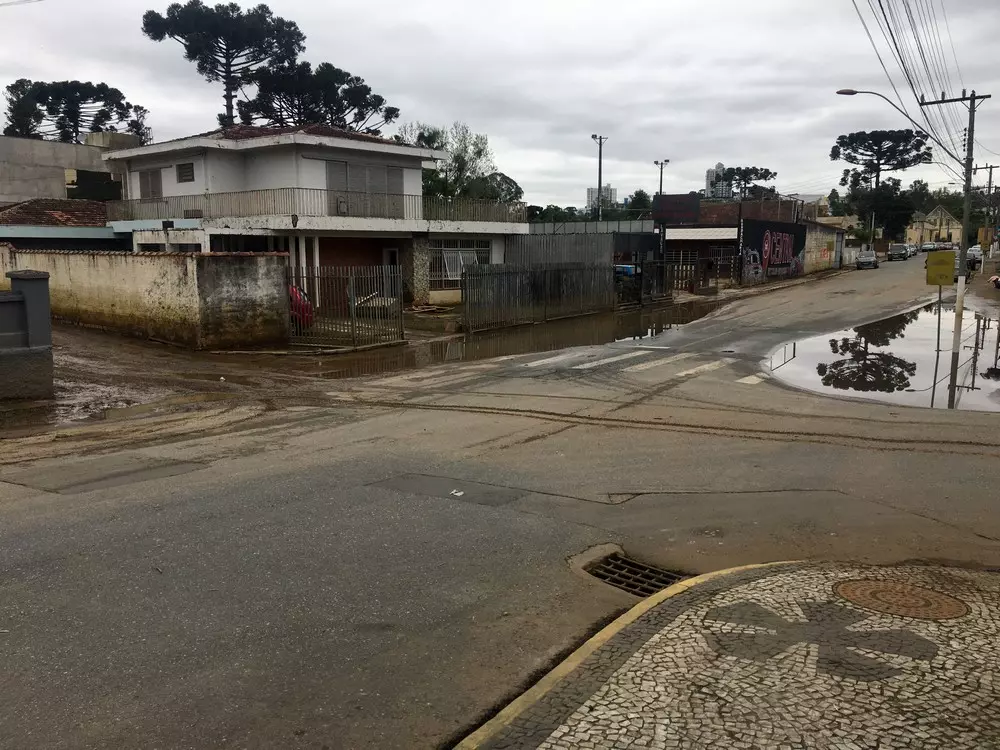 Vias de Rio Negro impactadas pelas inundações começam a ser limpas